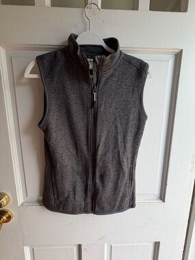 Magellan Outdoors Charcoal Gray Zip-Up Fleece Vest